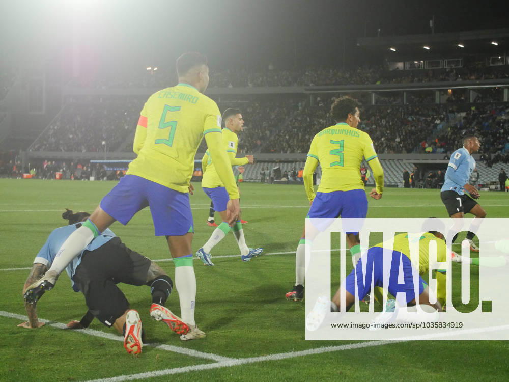Eliminatorias Uruguai x Brasil MONTEVIDEU, C. - 17.10.2023: ELIMINATORIAS URUGUAI X BRASIL - Player Darwin Nunez (Uruguay) manages to pass the ball between the Brazilian markers and Nicolas de La Cruz scores the second goal, Uruguay vs Brazil, for Qualifiers 2026, Montevideo, Uruguay. (Photo: Enzo vignoli Fotoarena) x2449036x Enzoxvignoli
