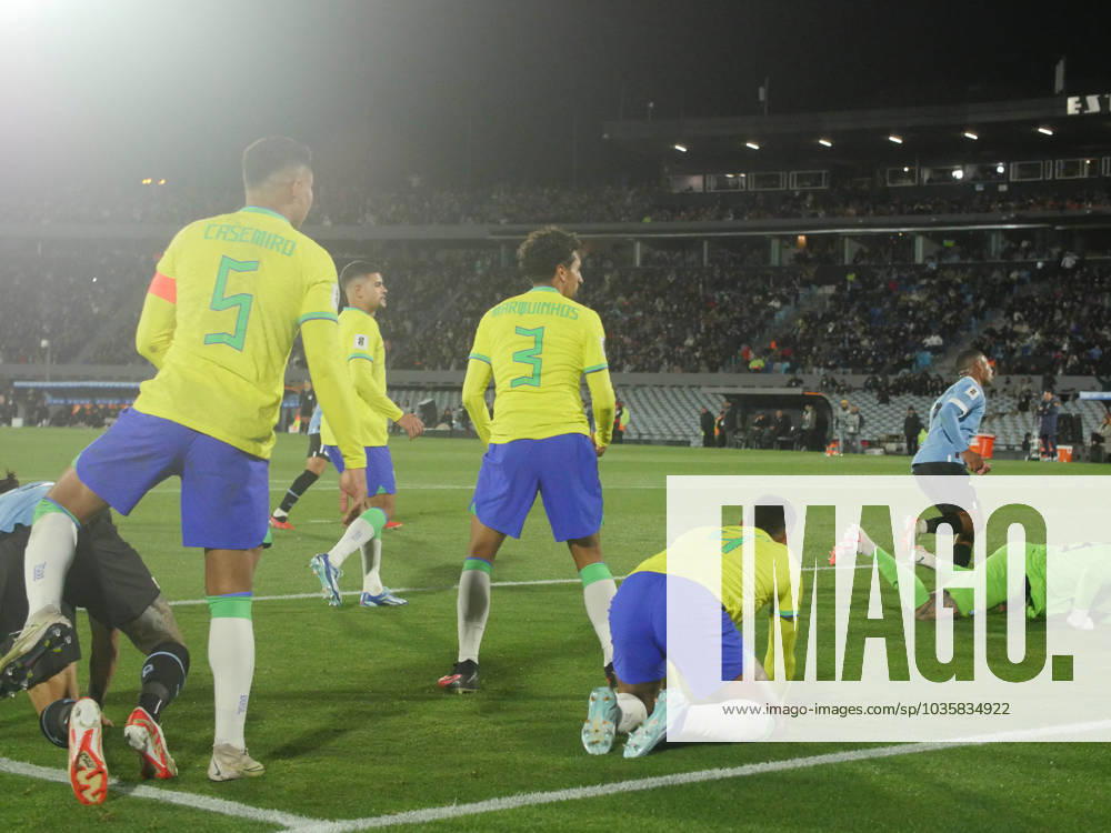 Eliminatorias Uruguai x Brasil MONTEVIDEU, C. - 17.10.2023: ELIMINATORIAS URUGUAI X BRASIL - Player Darwin Nunez (Uruguay) manages to pass the ball between the Brazilian markers and Nicolas de La Cruz scores the second goal, Uruguay vs Brazil, for Qualifiers 2026, Montevideo, Uruguay. (Photo: Enzo vignoli Fotoarena) x2449037x Enzoxvignoli