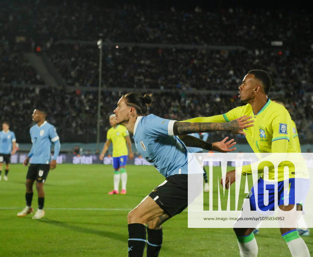 Eliminatorias Uruguai x Brasil MONTEVIDEU, C. - 17.10.2023: ELIMINATORIAS URUGUAI X BRASIL - Player Darwin Nunez (Uruguay) in the ball dispute with Gabriel (Brazil), Uruguay vs Brazil, for Qualifiers 2026, Montevideo, Uruguay. (Photo: Enzo vignoli Fotoarena) x2449052x Enzoxvignoli