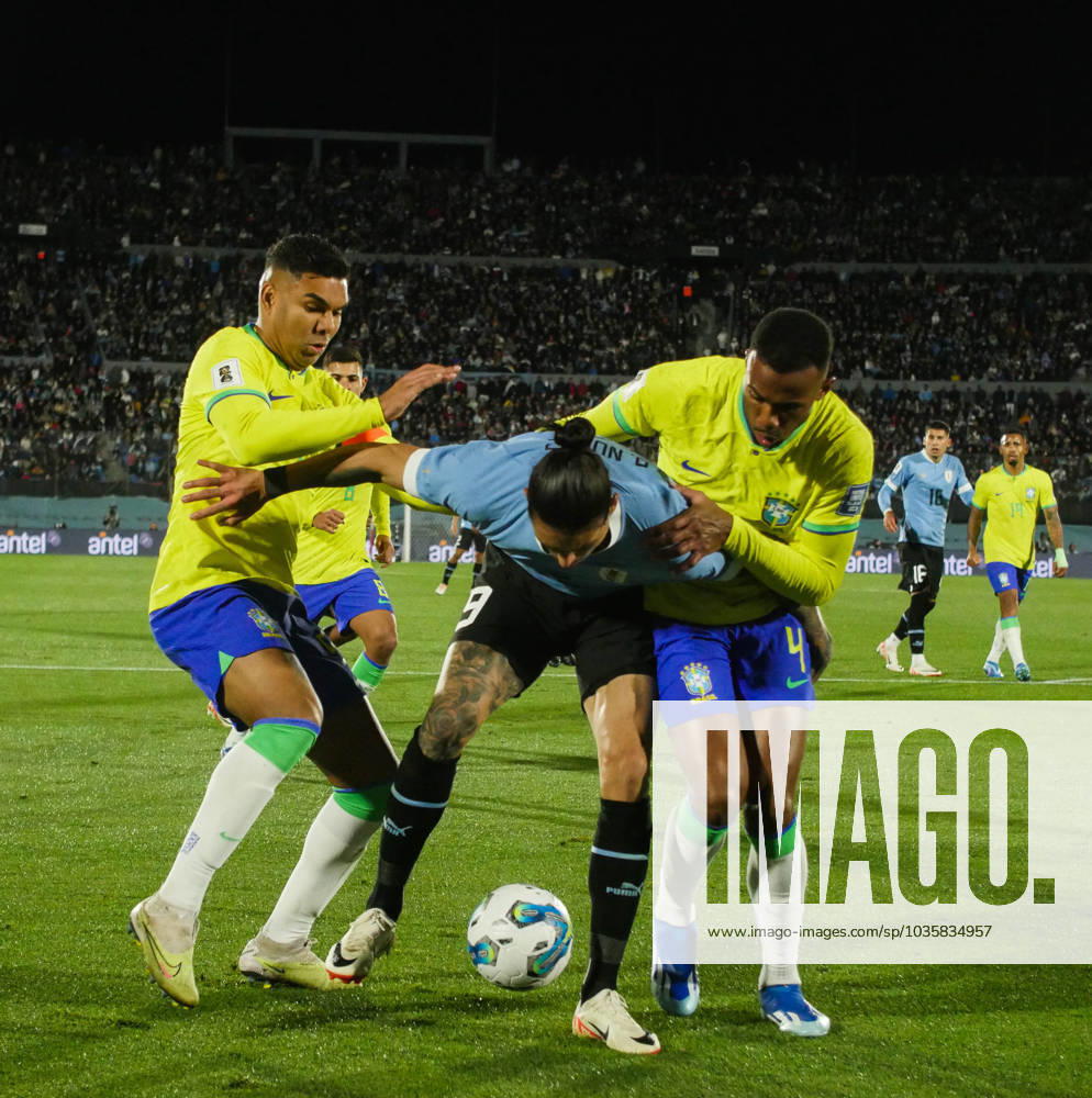 Eliminatorias Uruguai x Brasil MONTEVIDEU, C. - 17.10.2023: ELIMINATORIAS URUGUAI X BRASIL - Player Darwin Nunez (Uruguay) in the ball dispute with Gabriel (Brazil), Uruguay vs Brazil, for Qualifiers 2026, Montevideo, Uruguay. (Photo: Enzo vignoli Fotoarena) x2449053x Enzoxvignoli