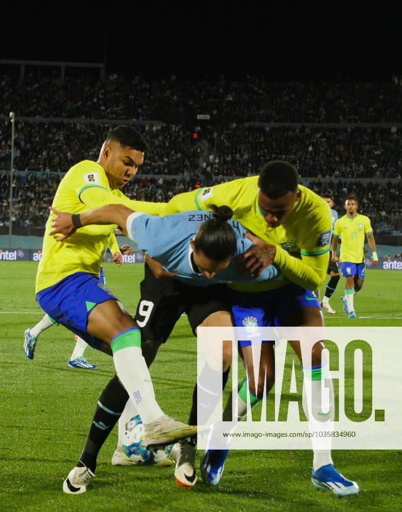 Eliminatorias Uruguai x Brasil MONTEVIDEU, C. - 17.10.2023: ELIMINATORIAS URUGUAI X BRASIL - Player Darwin Nunez (Uruguay) in the ball dispute with Gabriel (Brazil), Uruguay vs Brazil, for Qualifiers 2026, Montevideo, Uruguay. (Photo: Enzo vignoli Fotoarena) x2449054x Enzoxvignoli