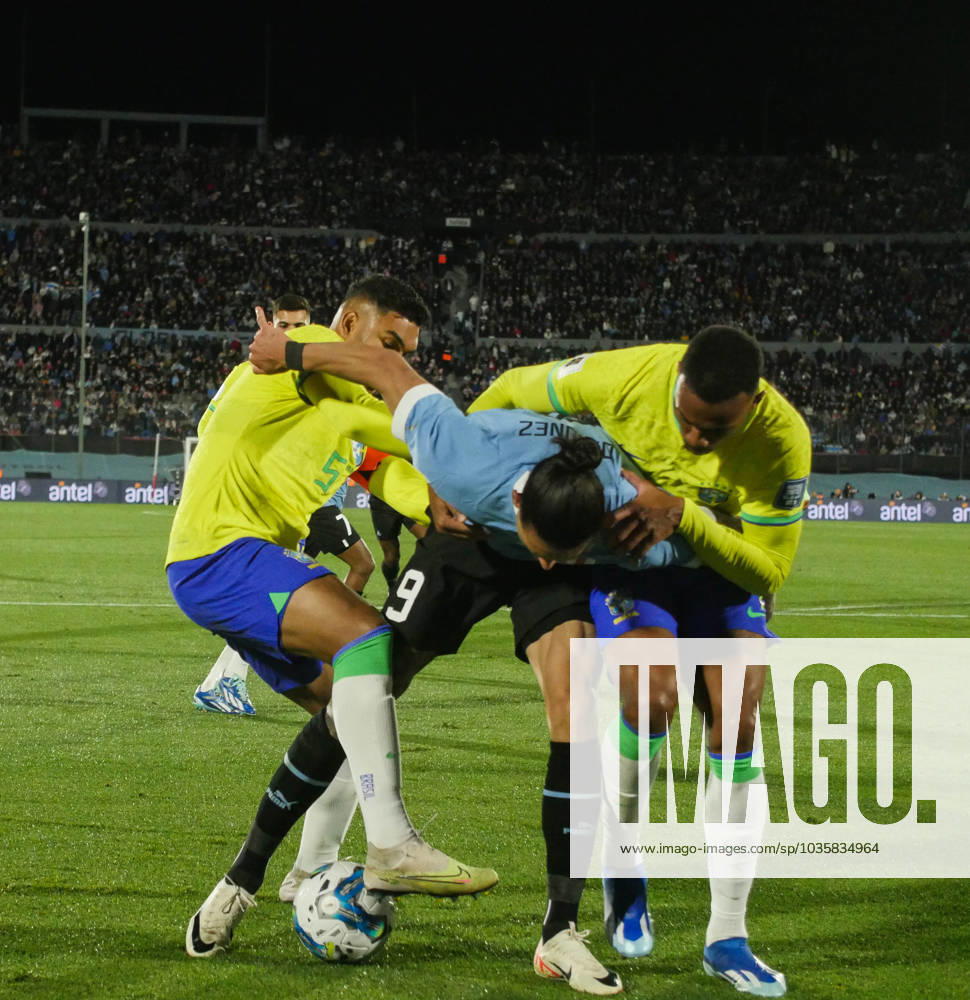 Eliminatorias Uruguai x Brasil MONTEVIDEU, C. - 17.10.2023: ELIMINATORIAS URUGUAI X BRASIL - Player Darwin Nunez (Uruguay) in the ball dispute with Gabriel (Brazil), Uruguay vs Brazil, for Qualifiers 2026, Montevideo, Uruguay. (Photo: Enzo vignoli Fotoarena) x2449055x Enzoxvignoli