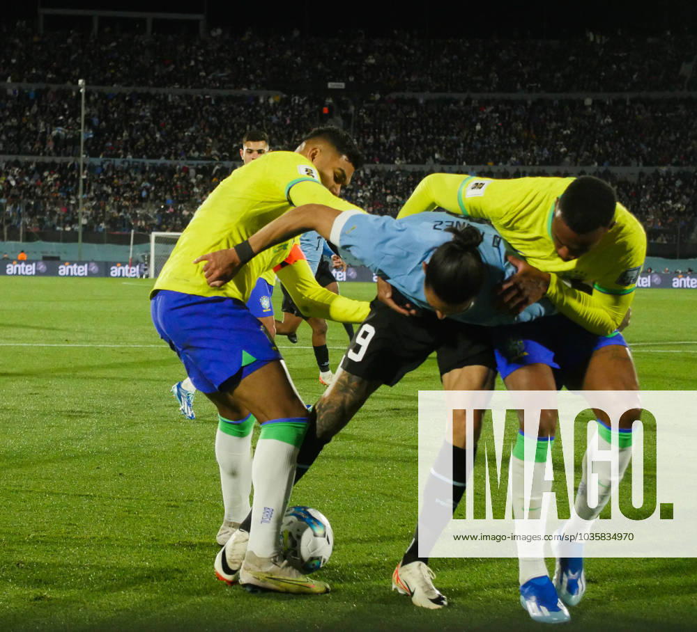 Eliminatorias Uruguai x Brasil MONTEVIDEU, C. - 17.10.2023: ELIMINATORIAS URUGUAI X BRASIL - Player Darwin Nunez (Uruguay) in the ball dispute with Gabriel (Brazil), Uruguay vs Brazil, for Qualifiers 2026, Montevideo, Uruguay. (Photo: Enzo vignoli Fotoarena) x2449057x Enzoxvignoli