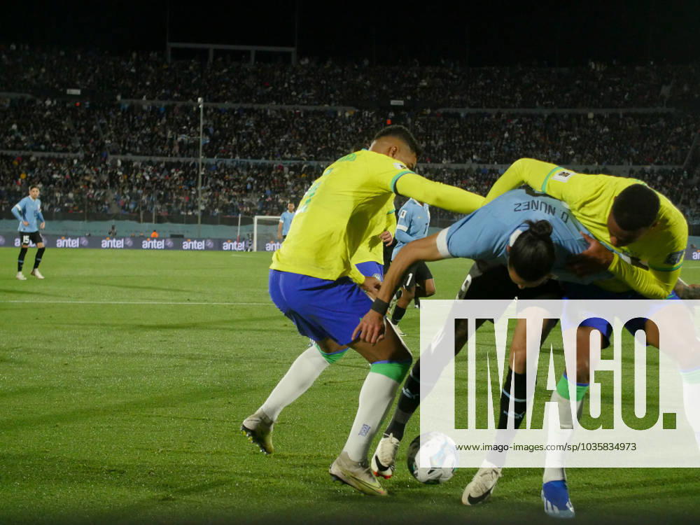 Eliminatorias Uruguai x Brasil MONTEVIDEU, C. - 17.10.2023: ELIMINATORIAS URUGUAI X BRASIL - Player Darwin Nunez (Uruguay) in the ball dispute with Gabriel (Brazil), Uruguay vs Brazil, for Qualifiers 2026, Montevideo, Uruguay. (Photo: Enzo vignoli Fotoarena) x2449058x Enzoxvignoli