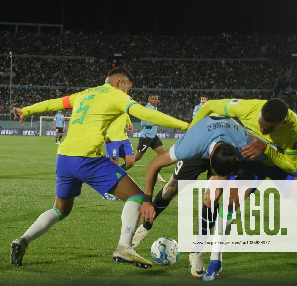 Eliminatorias Uruguai x Brasil MONTEVIDEU, C. - 17.10.2023: ELIMINATORIAS URUGUAI X BRASIL - Player Darwin Nunez (Uruguay) in the ball dispute with Gabriel (Brazil), Uruguay vs Brazil, for Qualifiers 2026, Montevideo, Uruguay. (Photo: Enzo vignoli Fotoarena) x2449059x Enzoxvignoli