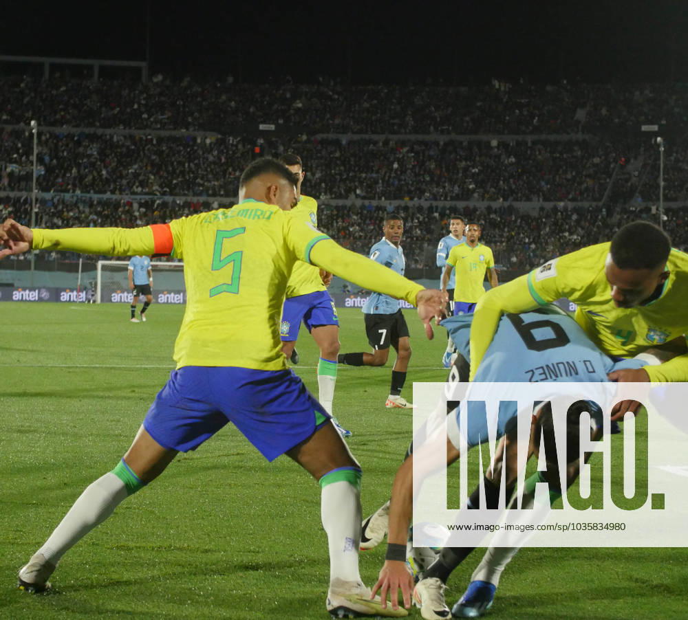 Eliminatorias Uruguai x Brasil MONTEVIDEU, C. - 17.10.2023: ELIMINATORIAS URUGUAI X BRASIL - Player Darwin Nunez (Uruguay) in the ball dispute with Gabriel (Brazil), Uruguay vs Brazil, for Qualifiers 2026, Montevideo, Uruguay. (Photo: Enzo vignoli Fotoarena) x2449060x Enzoxvignoli