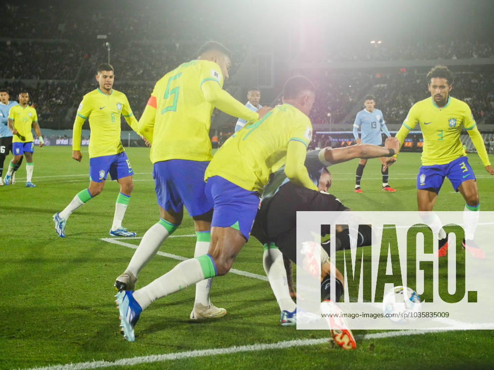 Eliminatorias Uruguai x Brasil MONTEVIDEU, C. - 17.10.2023: ELIMINATORIAS URUGUAI X BRASIL - Player Darwin Nunez (Uruguay) manages to pass the ball between the Brazilian markers and Nicolas de La Cruz scores the second goal, Uruguay vs Brazil, for Qualifiers 2026, Montevideo, Uruguay. (Photo: Enzo vignoli Fotoarena) x2449069x Enzoxvignoli