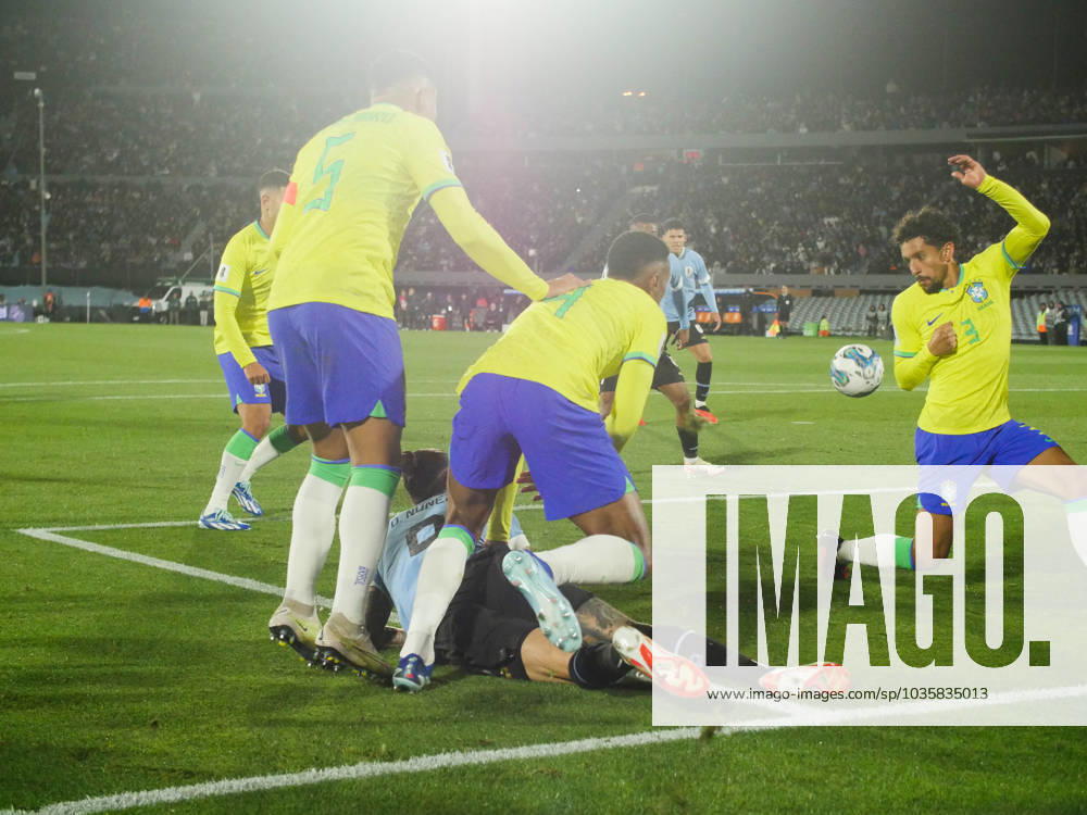 Eliminatorias Uruguai x Brasil MONTEVIDEU, C. - 17.10.2023: ELIMINATORIAS URUGUAI X BRASIL - Player Darwin Nunez (Uruguay) manages to pass the ball between the Brazilian markers and Nicolas de La Cruz scores the second goal, Uruguay vs Brazil, for Qualifiers 2026, Montevideo, Uruguay. (Photo: Enzo vignoli Fotoarena) x2449072x Enzoxvignoli