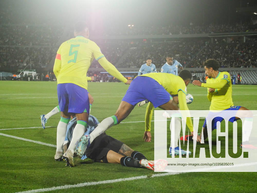 Eliminatorias Uruguai x Brasil MONTEVIDEU, C. - 17.10.2023: ELIMINATORIAS URUGUAI X BRASIL - Player Darwin Nunez (Uruguay) in the ball dispute with Gabriel (Brazil), Uruguay vs Brazil, for Qualifiers 2026, Montevideo, Uruguay. (Photo: Enzo vignoli Fotoarena) x2449073x Enzoxvignoli