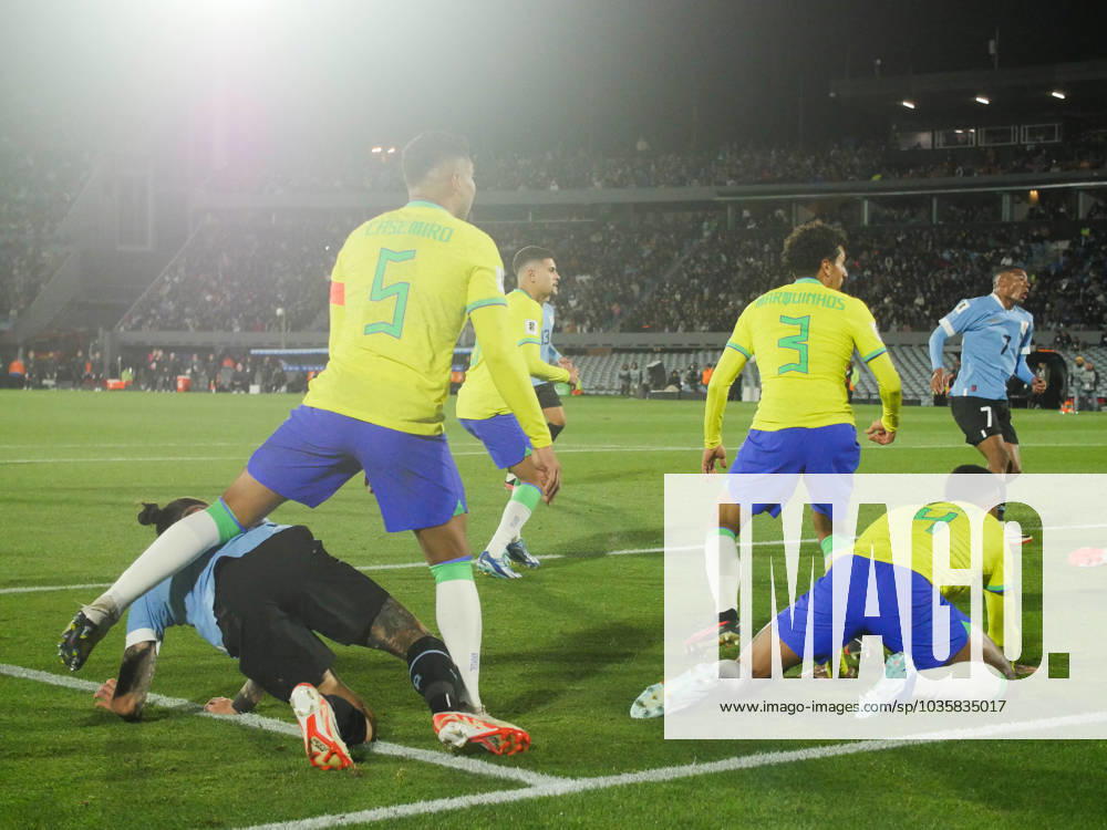 Eliminatorias Uruguai x Brasil MONTEVIDEU, C. - 17.10.2023: ELIMINATORIAS URUGUAI X BRASIL - Player Darwin Nunez (Uruguay) manages to pass the ball between the Brazilian markers and Nicolas de La Cruz scores the second goal, Uruguay vs Brazil, for Qualifiers 2026, Montevideo, Uruguay. (Photo: Enzo vignoli Fotoarena) x2449075x Enzoxvignoli