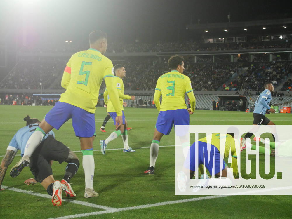 Eliminatorias Uruguai x Brasil MONTEVIDEU, C. - 17.10.2023: ELIMINATORIAS URUGUAI X BRASIL - Player Darwin Nunez (Uruguay) manages to pass the ball between the Brazilian markers and Nicolas de La Cruz scores the second goal, Uruguay vs Brazil, for Qualifiers 2026, Montevideo, Uruguay. (Photo: Enzo vignoli Fotoarena) x2449076x Enzoxvignoli