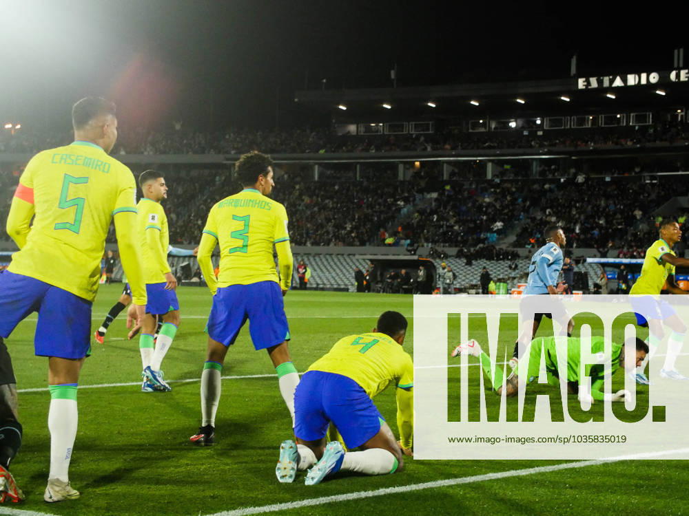 Eliminatorias Uruguai x Brasil MONTEVIDEU, C. - 17.10.2023: ELIMINATORIAS URUGUAI X BRASIL - Player Darwin Nunez (Uruguay) manages to pass the ball between the Brazilian markers and Nicolas de La Cruz scores the second goal, Uruguay vs Brazil, for Qualifiers 2026, Montevideo, Uruguay. (Photo: Enzo vignoli Fotoarena) x2449077x Enzoxvignoli