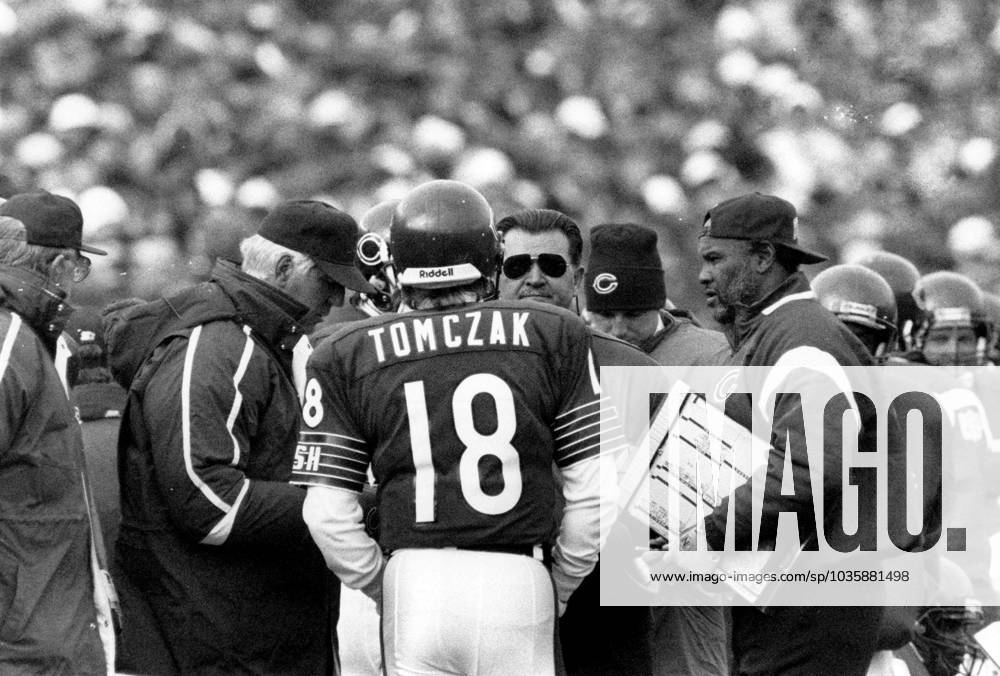 Chicago Bears head coach Mike Ditka talks with quarterback Mike Tomczak (18) during a game on Nov. 11, 1990. - ZUMAm67_ 0309234292st