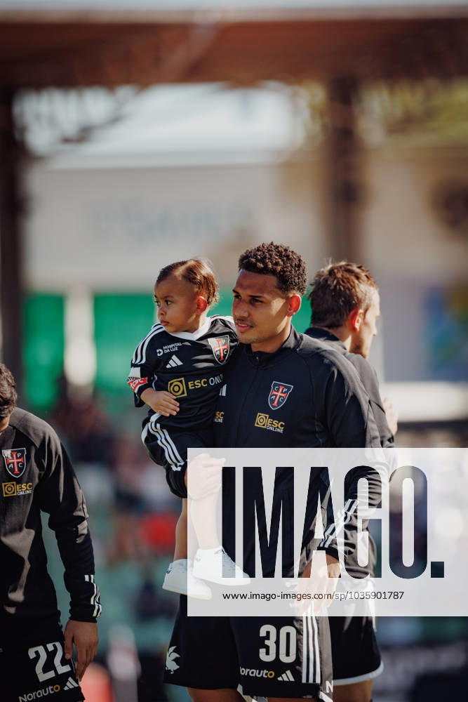 Felippe Cardoso with his son during Liga Portugal Betclic 23 24 game between Casa Pia AC and Estrela Amadora at Estadio Municipal De Rio Maior, Rio Maior . (Maciej Rogowski) Rio Maior Estadio Municipal De Rio Maior Portugal