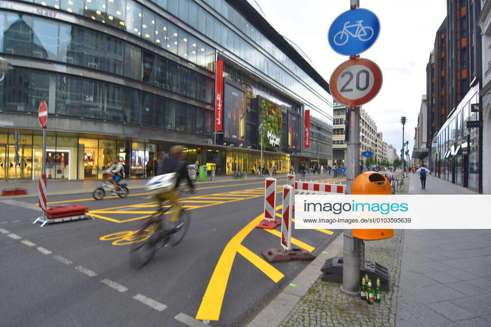 to 31 01 2021, a part of Friedrichstrasse will remain free only for pedestrians Cyclists and delivery traffic The 4m wide cycle path in the middle is paved before the trial starts tomorrow on 29 08 2020 Galeries Lafayette, then Quartier 205, with almost all the shop windows taped up, witnesses of vacancies