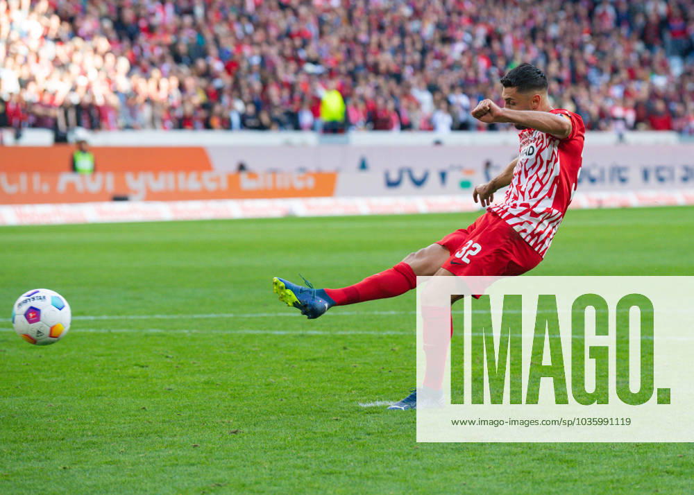 Vincenzo Grifo SC Freiburg, 32 scores on penalty kick to 2 1, GER, SC Freiburg vs VfL Bochum, Sports, Football, Men, Bundesliga, 8 Matchday, Season 2023 2024, 21 10 2023, DFL REGULATES PROHIBIT ANY USE OF PHOTOGRAPHS AS IMAGE SEQUENCES AND OR QUASI VIDEO GER, SC Freiburg vs VfL Bochum, Sports, Football, Men, Bundesliga, 8 Spieltag, Spielzeit 2023 2024, 21 10 2023, Freiburg im Breisgau
