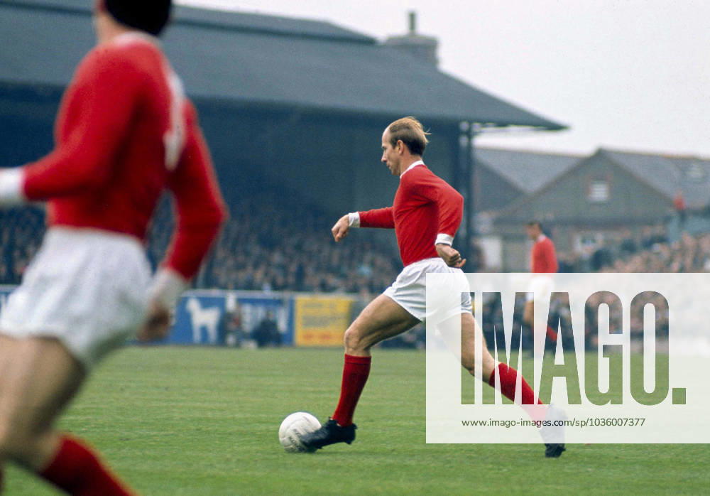Bobby Charlton 26. Oktober 1968 London English Football League Division One QPR v Manchester United Bobby Charlton läuft mit dem Ball Foto Gerry Cranham Abseits London UK
