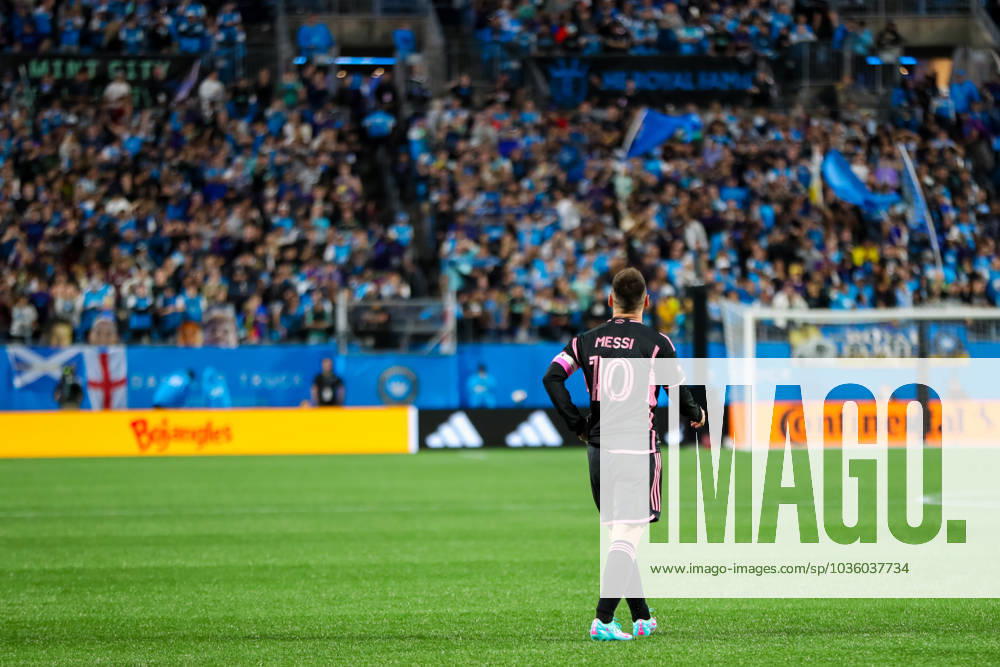 CHARLOTTE, NC - OCTOBER 21: Lionel Messi 10 of Inter Miami walks down the pitch during a soccer match against the Charlotte FC at Bank of America Stadium in Charlotte, North Carolina on Oct 21, 2023. (Photo by David Jensen Icon Sportswire) SOCCER: OCT 21 MLS, Fussball Herren, USA - Charlotte FC vs Inter Miami CF Icon231021004