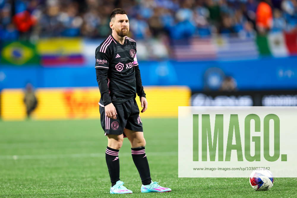 CHARLOTTE, NC - OCTOBER 21: Lionel Messi 10 of Inter Miami looks into the distance during a soccer match against the Charlotte FC at Bank of America Stadium in Charlotte, North Carolina on Oct 21, 2023. (Photo by David Jensen Icon Sportswire) SOCCER: OCT 21 MLS, Fussball Herren, USA - Charlotte FC vs Inter Miami CF Icon231021007
