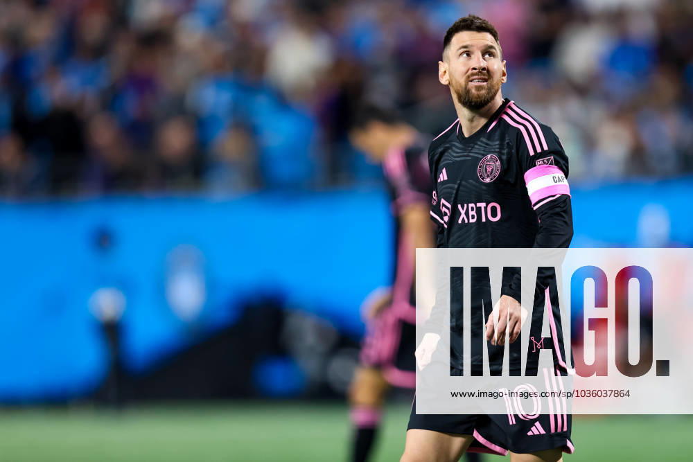 CHARLOTTE, NC - OCTOBER 21: Lionel Messi 10 of Inter Miami looks into the distance during a soccer match against the Charlotte FC at Bank of America Stadium in Charlotte, North Carolina on Oct 21, 2023. (Photo by David Jensen Icon Sportswire) SOCCER: OCT 21 MLS, Fussball Herren, USA - Charlotte FC vs Inter Miami CF Icon231021009