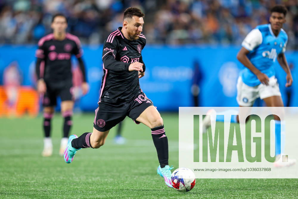 CHARLOTTE, NC - OCTOBER 21: Lionel Messi 10 of Inter Miami controls the ball during a soccer match against the Charlotte FC at Bank of America Stadium in Charlotte, North Carolina on Oct 21, 2023. (Photo by David Jensen Icon Sportswire) SOCCER: OCT 21 MLS, Fussball Herren, USA - Charlotte FC vs Inter Miami CF Icon231021010
