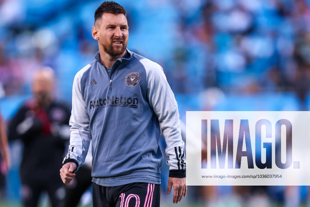 CHARLOTTE, NC - OCTOBER 21: Lionel Messi 10 of Inter Miami warms up before a soccer match against the Charlotte FC at Bank of America Stadium in Charlotte, North Carolina on Oct 21, 2023. (Photo by David Jensen Icon Sportswire) SOCCER: OCT 21 MLS, Fussball Herren, USA - Charlotte FC vs Inter Miami CF Icon231021017
