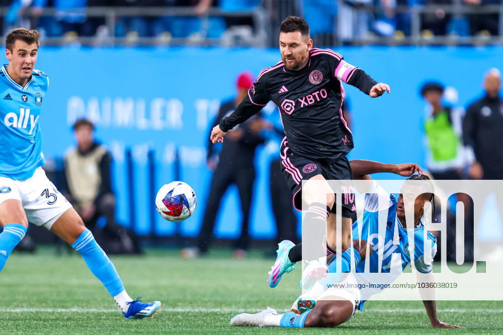CHARLOTTE, NC - OCTOBER 21: Lionel Messi 10 of Inter Miami jumps over Kerwin Vargas 18 of Charlotte FC during a soccer match at Bank of America Stadium in Charlotte, North Carolina on Oct 21, 2023. (Photo by David Jensen Icon Sportswire) SOCCER: OCT 21 MLS, Fussball Herren, USA - Charlotte FC vs Inter Miami CF Icon231021021