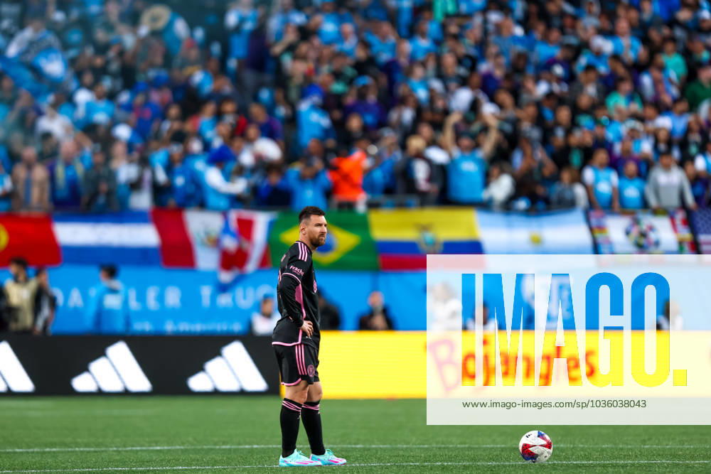 CHARLOTTE, NC - OCTOBER 21: Lionel Messi 10 of Inter Miami prepares to kick the ball during a soccer match against the Charlotte FC at Bank of America Stadium in Charlotte, North Carolina on Oct 21, 2023. (Photo by David Jensen Icon Sportswire) SOCCER: OCT 21 MLS, Fussball Herren, USA - Charlotte FC vs Inter Miami CF Icon231021024