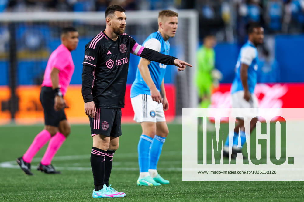 CHARLOTTE, NC - OCTOBER 21: Lionel Messi 10 of Inter Miami gives instructions during a soccer match against the Charlotte FC at Bank of America Stadium in Charlotte, North Carolina on Oct 21, 2023. (Photo by David Jensen Icon Sportswire) SOCCER: OCT 21 MLS, Fussball Herren, USA - Charlotte FC vs Inter Miami CF Icon231021031
