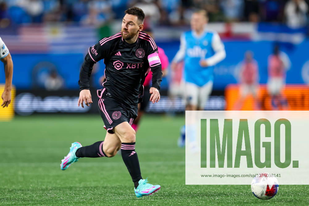 CHARLOTTE, NC - OCTOBER 21: Lionel Messi 10 of Inter Miami controls the ball during a soccer match against the Charlotte FC at Bank of America Stadium in Charlotte, North Carolina on Oct 21, 2023. (Photo by David Jensen Icon Sportswire) SOCCER: OCT 21 MLS, Fussball Herren, USA - Charlotte FC vs Inter Miami CF Icon231021034