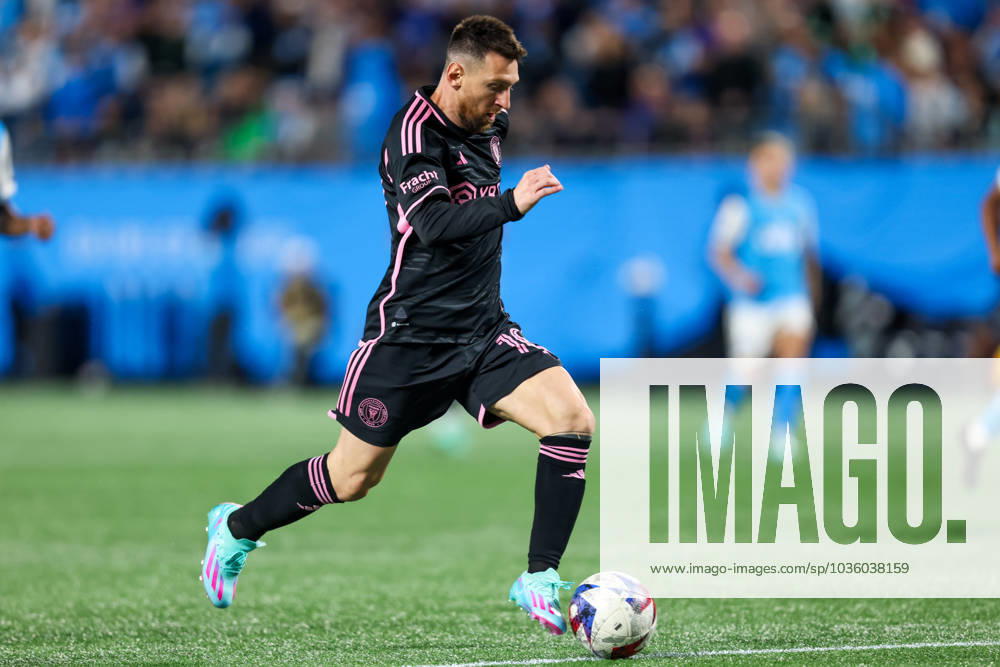 CHARLOTTE, NC - OCTOBER 21: Lionel Messi 10 of Inter Miami controls the ball during a soccer match against the Charlotte FC at Bank of America Stadium in Charlotte, North Carolina on Oct 21, 2023. (Photo by David Jensen Icon Sportswire) SOCCER: OCT 21 MLS, Fussball Herren, USA - Charlotte FC vs Inter Miami CF Icon231021035