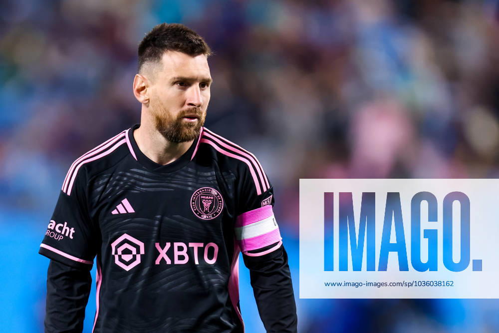 CHARLOTTE, NC - OCTOBER 21: Lionel Messi 10 of Inter Miami looks into the distance during a soccer match against the Charlotte FC at Bank of America Stadium in Charlotte, North Carolina on Oct 21, 2023. (Photo by David Jensen Icon Sportswire) SOCCER: OCT 21 MLS, Fussball Herren, USA - Charlotte FC vs Inter Miami CF Icon231021036