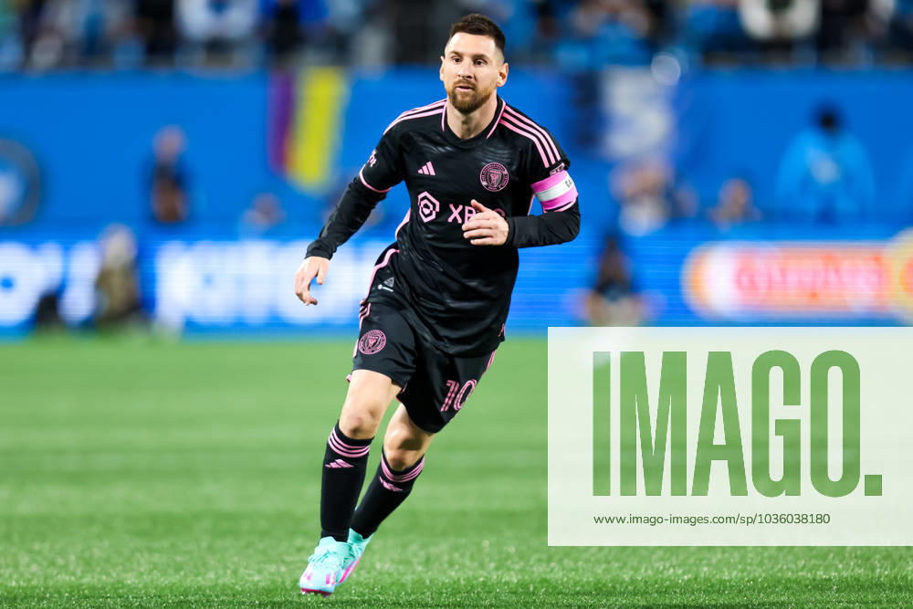 CHARLOTTE, NC - OCTOBER 21: Lionel Messi 10 of Inter Miami runs down the pitch during a soccer match against the Charlotte FC at Bank of America Stadium in Charlotte, North Carolina on Oct 21, 2023. (Photo by David Jensen Icon Sportswire) SOCCER: OCT 21 MLS, Fussball Herren, USA - Charlotte FC vs Inter Miami CF Icon231021038