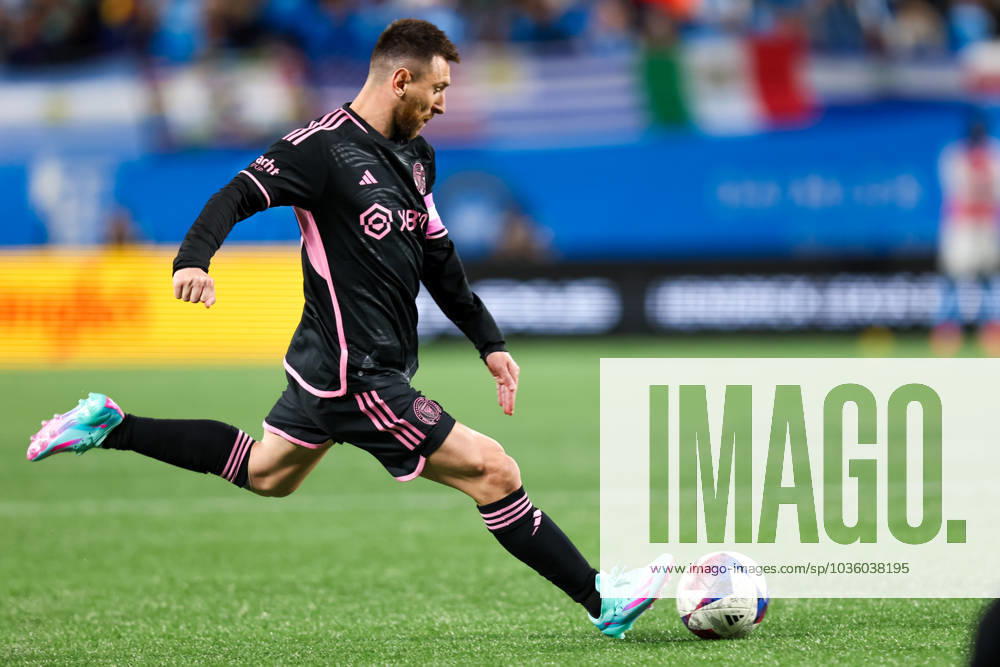 CHARLOTTE, NC - OCTOBER 21: Lionel Messi 10 of Inter Miami kicks a penalty kick during a soccer match against the Charlotte FC at Bank of America Stadium in Charlotte, North Carolina on Oct 21, 2023. (Photo by David Jensen Icon Sportswire) SOCCER: OCT 21 MLS, Fussball Herren, USA - Charlotte FC vs Inter Miami CF Icon231021040