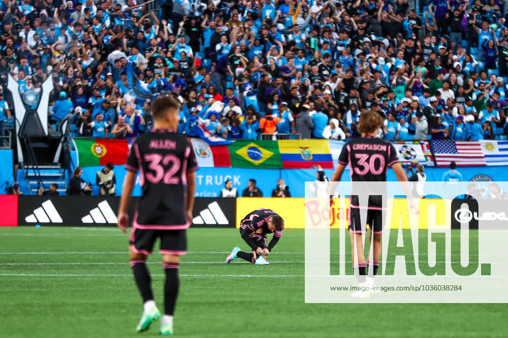 CHARLOTTE, NC - OCTOBER 21: Lionel Messi 10 of Inter Miami ties his shoe during a soccer match against the Charlotte FC at Bank of America Stadium in Charlotte, North Carolina on Oct 21, 2023. (Photo by David Jensen Icon Sportswire) SOCCER: OCT 21 MLS, Fussball Herren, USA - Charlotte FC vs Inter Miami CF Icon231021050