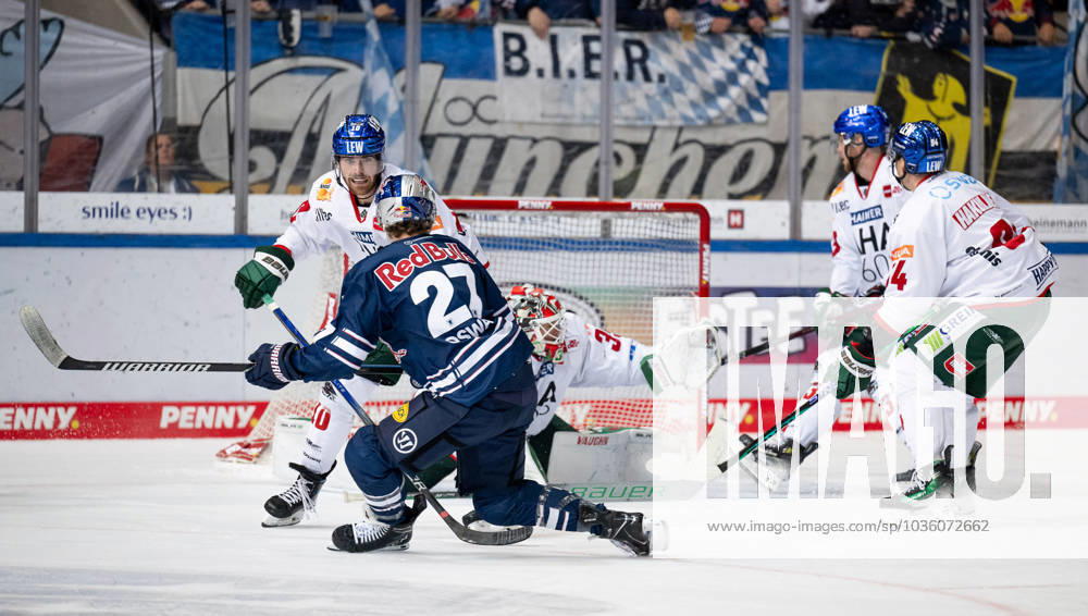 Veit Oswald EHC Red Bull Muenchen, 27 on his goal to 4 1 against Markus Keller goalie, Augsburger Panther, 35 EHC Red Bull Muenchen vs Augsburger Panther, ice hockey, DEL, 13 match day, season 2023 2024, 22 10 2023 EHC Red Bull Muenchen vs Augsburger Panther, ice hockey, DEL, 13 match day, season 2023 2024, 22 10 2023 Muenchen