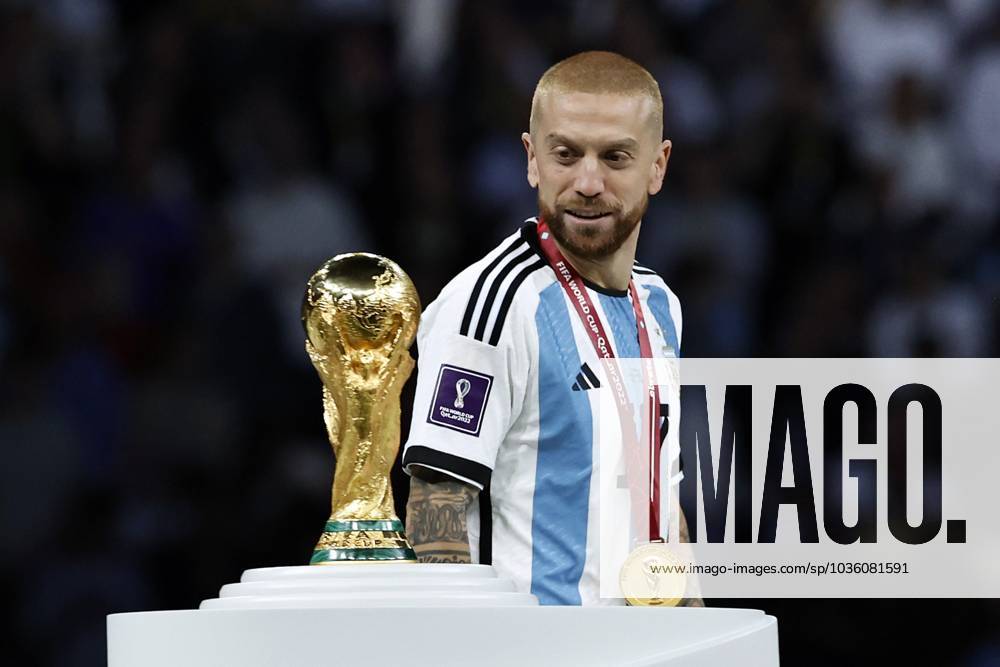 AL DAAYEN - Papu Gomez of Argentina with the world cup trophy, FIFA World Cup, WM, Weltmeisterschaft, Fussball Trophy during the FIFA World Cup Qatar 2022 final match between Argentina and France at Lusail Stadium on December 18, 2022 in Al Daayen, Qatar. ANP Hollandse Hoogte MAURICE VAN STEEN FIFA World Cup Qatar 2022 2022 ANPxSportx xMauricexvanxSteenxWKxIVx 481821531 originalFilename: 481821531