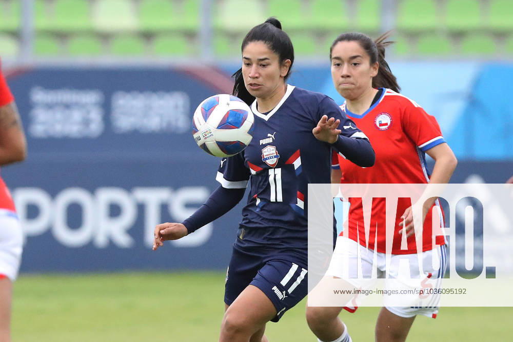 VALPARAISO, CHILE Ð OCT 22: Fany Gauto de Paraguay disputa el bal—n con Yasmin Jimenez de Chile durante el partido de Chile versus Paraguay en los Juegos Panamericanos Santiago 2023 en el Estadio Elias Figueroa el 22 de octubre en Valparaiso, Chile. Fany Gauto of Paraguay disputes the ball with Yasmin Jimenez of Chile during the Chile versus Paraguay match at the Santiago 2023 Pan American Games in the Elias Figueroa Stadium on October 22 in Valparaiso, Chile.(Foto de Manuel Lema Santiago 2023 v’a Photosport) Dia 3, Futbol femenino Day 3, woman s soccer