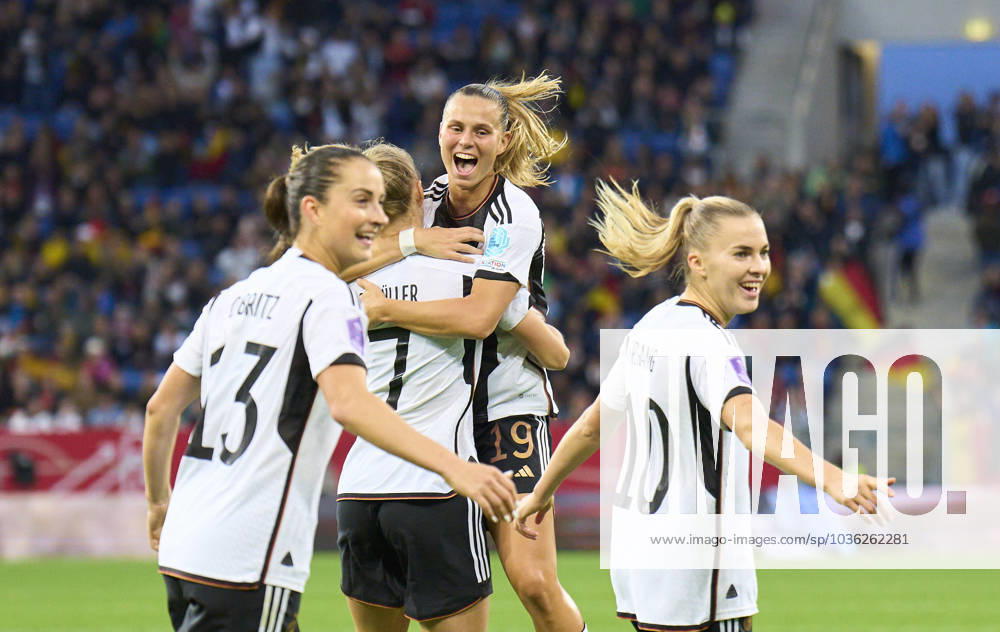 KW43 Lea SCHÜLLER, Schueller DFB Frauen 7 celebrates his goal, happy, laugh, celebration, 1-0 with Klara BÜHL, DFB Frauen 19 Sara DÄBRITZ, Daebritz, DFB Frauen 13 Laura Freigang, DFB Frauen 10 in the Nations League qualification match for the Olympic Games, Olympische Spiele, Olympia, OS 2024 DFB women match GERMANY - WALES on Oct 27, 2023 in Sinsheim, Germany. Season 2023 2024
