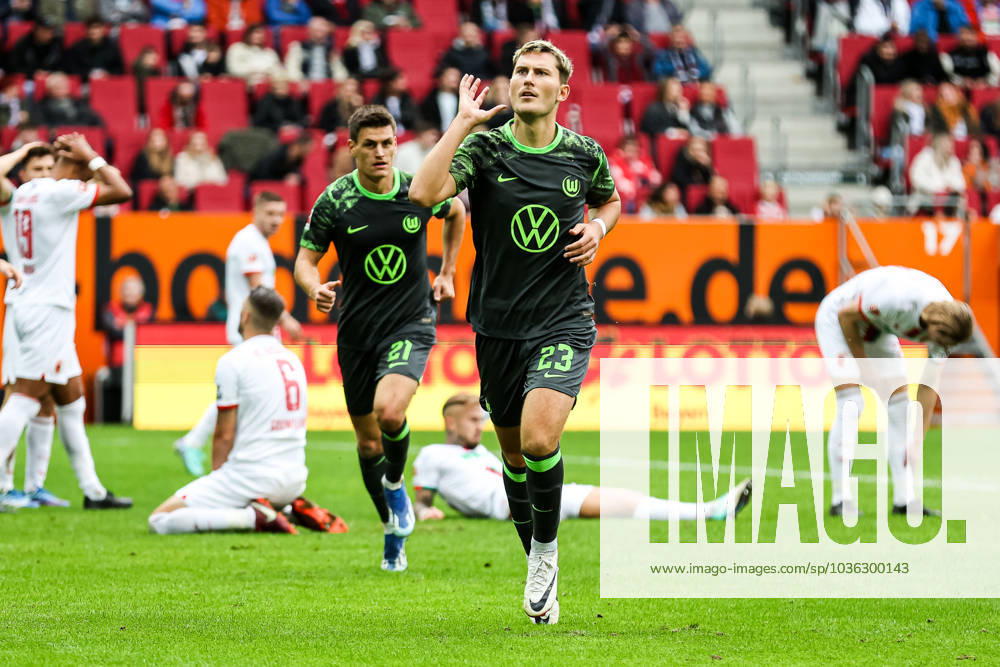 Goal for Wolfsburg, equalizer 1 1 by Jonas Wind VFL Wolfsburg, 23 , goal celebration by the fans Jonas runs to the fans GER, FC Augsburg vs VfL Wolfsburg, 1 Bundesliga Football, Matchday 9, Season 2023 2024, 28 10 2023 DFB DFL REGULATES PROHIBIT ANY USE OF PHOTOGRAPHS AS IMAGE SEQUENCES AND OR QUASI VIDEO FC Augsburg vs VfL Wolfsburg, 1 Bundesliga Football, Matchday 9, 28 10 2023 Augsburg.