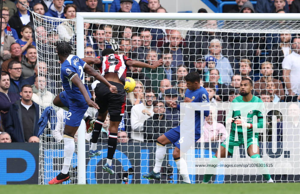 London, England, 28th October 2023. Ethan Pinnock of Brentford scores to make it 1-0 during the Premier League match at Stamford Bridge, London. Picture credit should read: Paul Terry Sportimage . SPI-2685-0048