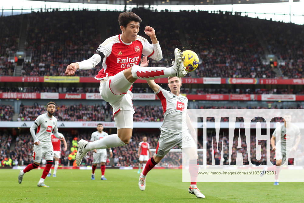 Arsenal gegen Sheffield United 28. Oktober 2023 London, Premier League, Arsenal gegen Sheffield United Takehiro Tomiyasu von Arsenal springt zum Volleyschuss Foto von Mark Leech London UK