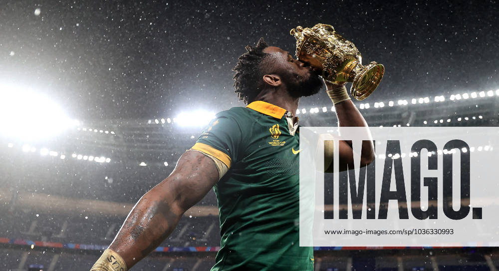 KW43 2023 Rugby World Cup Final, Stade de France, Paris, France 28 10 2023 New Zealand vs South Africa South Africas Siya Kolisi celebrates with the William Webb Ellis trophy Siya Kolisi celebrates with the William Webb Ellis trophy 28 10 2023