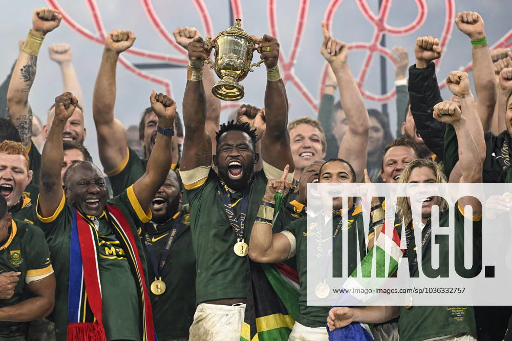 Bilder des Jahres 2023, Sport 10 Oktober 28th October 2023: Saint-Denis, Paris, France: Siya Kolisi (captain) of South Africa lifts the Rugby World Cup Trophy to celebrate winning the final. Rugby World Cup France 2023, New Zealand All Blacks versus South Africa Final match at Stade de France, Saint-Denis, France ActionPlus12570961 AndrewxCornaga