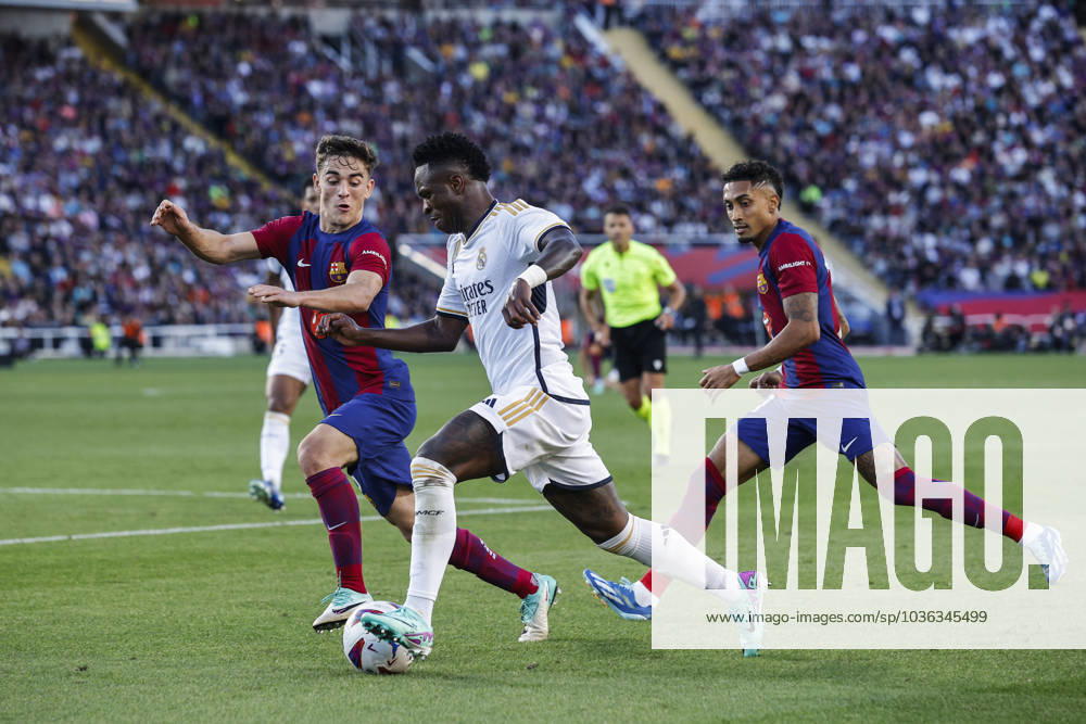 FC Barcelona, Barca Vs Real Madrid - La Liga 07 Vinicius Jr. of Real Madrid fight for the ball against 06 Gavi of FC Barcelona during the La Liga el clasico match between FC Barcelona v Real Madrid at Estadi Olimpic Lluis Companys in Barcelona, Spain, on October 28th, 2023. Barcelona Catalonia Spain