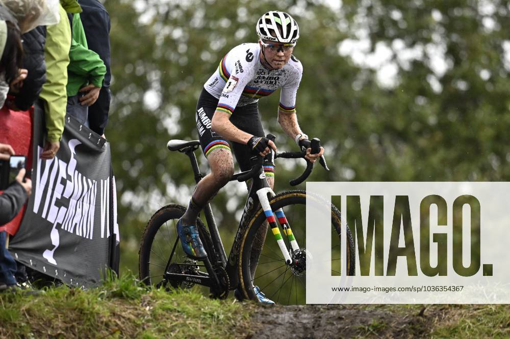 KW43 UCI Cyclo-Cross World Cup Maasmechelen 2023 MAASMECHELEN, BELGIUM - OCTOBER 29 : Van Empel Fem (NED) of Team Jumbo - Visma during the UCI Elite Cyclo-Cross World Cup 2023 cyclocross race on October 29, 2023 in Maasmechelen, Belgium, 29 10 2023 Maasmechelen Belgium