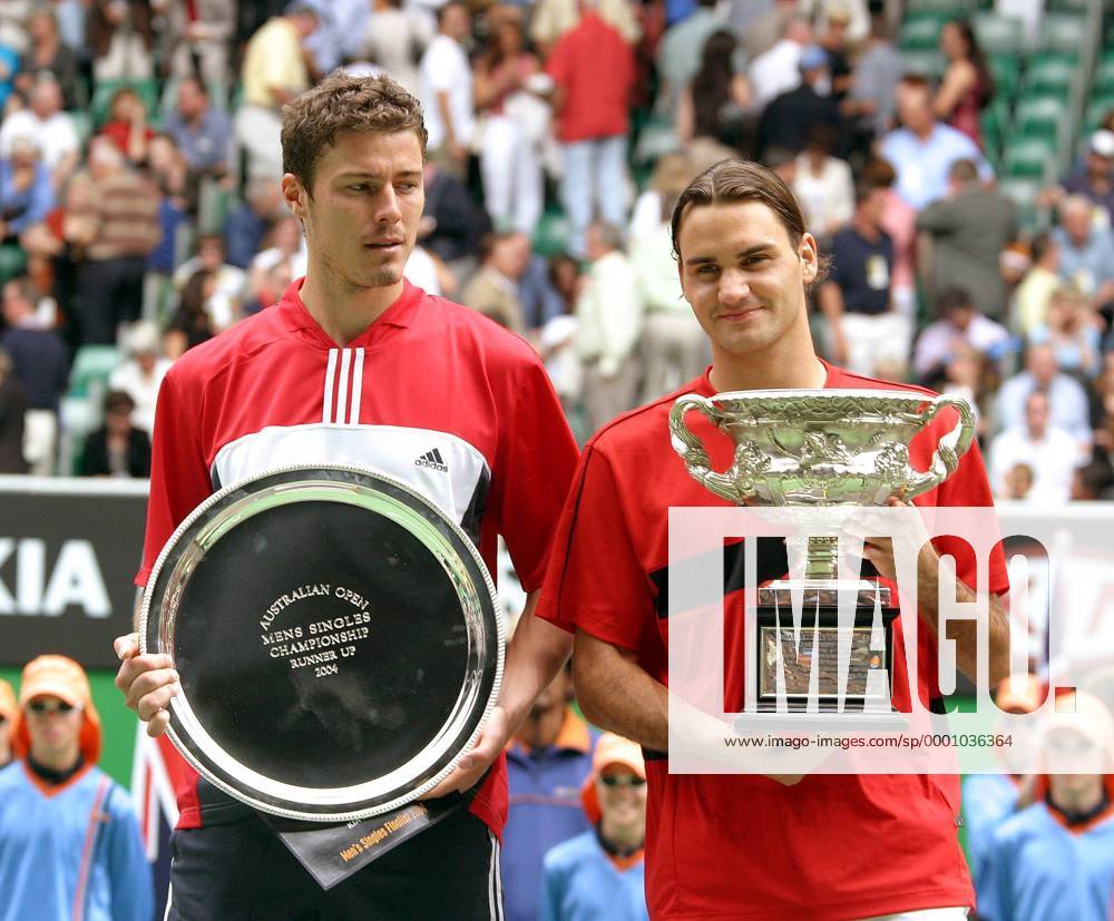 Marat Safin (Rußland, li.) schielt neidisch auf die Trophäe von Roger Federer (Schweiz) Tennis Herren Australian Open 2004, Grand Slam, ATP-Tour, Gruppe Melbourne