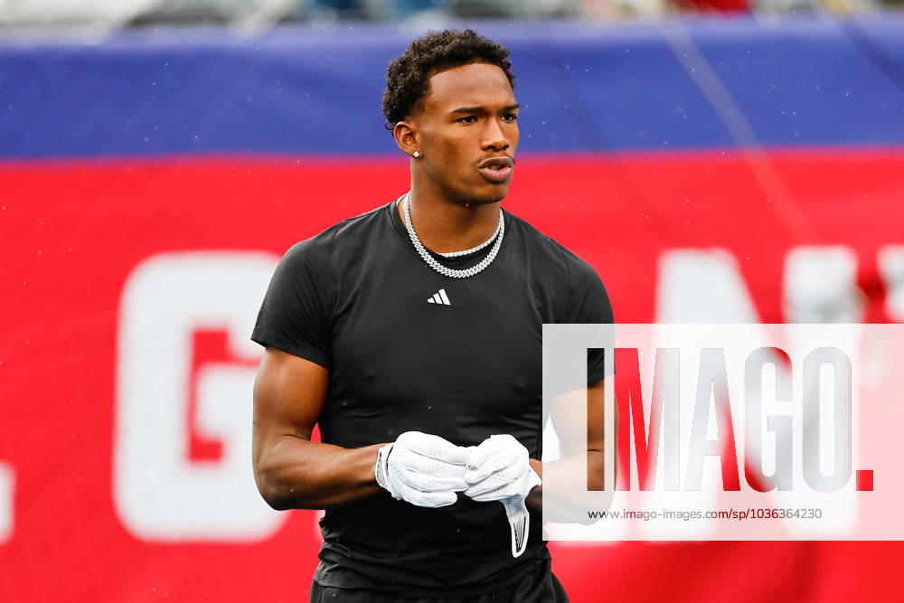 EAST RUTHERFORD, NJ - OCTOBER 29: Garrett Wilson (17) of the New York Jets warms up on the field prior to the game against the New York Giants on October 29, 2023 at MetLife Stadium in East Rutherford, New Jersey. (Photo by Rich Graessle Icon Sportswire) NFL, American Football Herren, USA OCT 29 Jets at Giants Icon23102925892