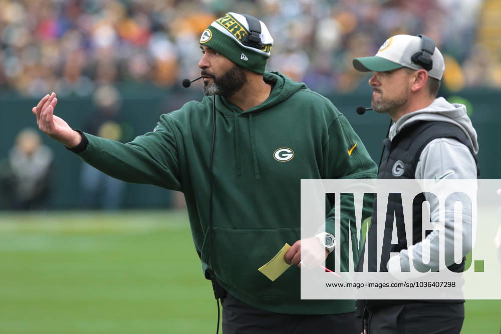 GREEN BAY, WI - OCTOBER 29: Green Bay Packers head coach Matt LaFluer watches the defense during a game between the Green Bay Packers and the Minnesota Vikings on October 29, 2023 at Lambeau Field, in Green Bay, WI. (Photo by Larry Radloff Icon Sportswire) NFL, American Football Herren, USA OCT 29 Vikings at Packers Icon2310291091