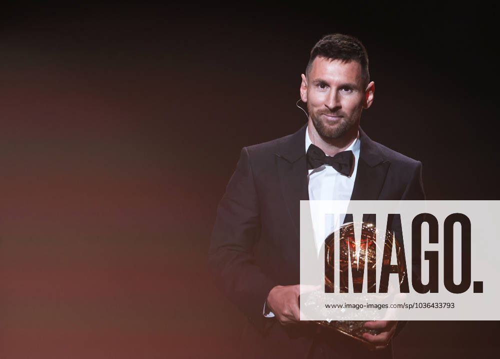 KW44 Bilder des Jahres 2023, Sport 10 Oktober (231031) -- PARIS, Oct. 31, 2023 -- Argentine forward Lionel Messi reacts on stage with his trophy as he receives his 8th Ballon d Or award during the 2023 Ballon d Or France Football award ceremony at the Theatre du Chatelet in Paris, France, Oct. 30, 2022. ) (SP)FRANCE-PARIS-FOOTBALL-BALLON D OR CEREMONY GaoxJing